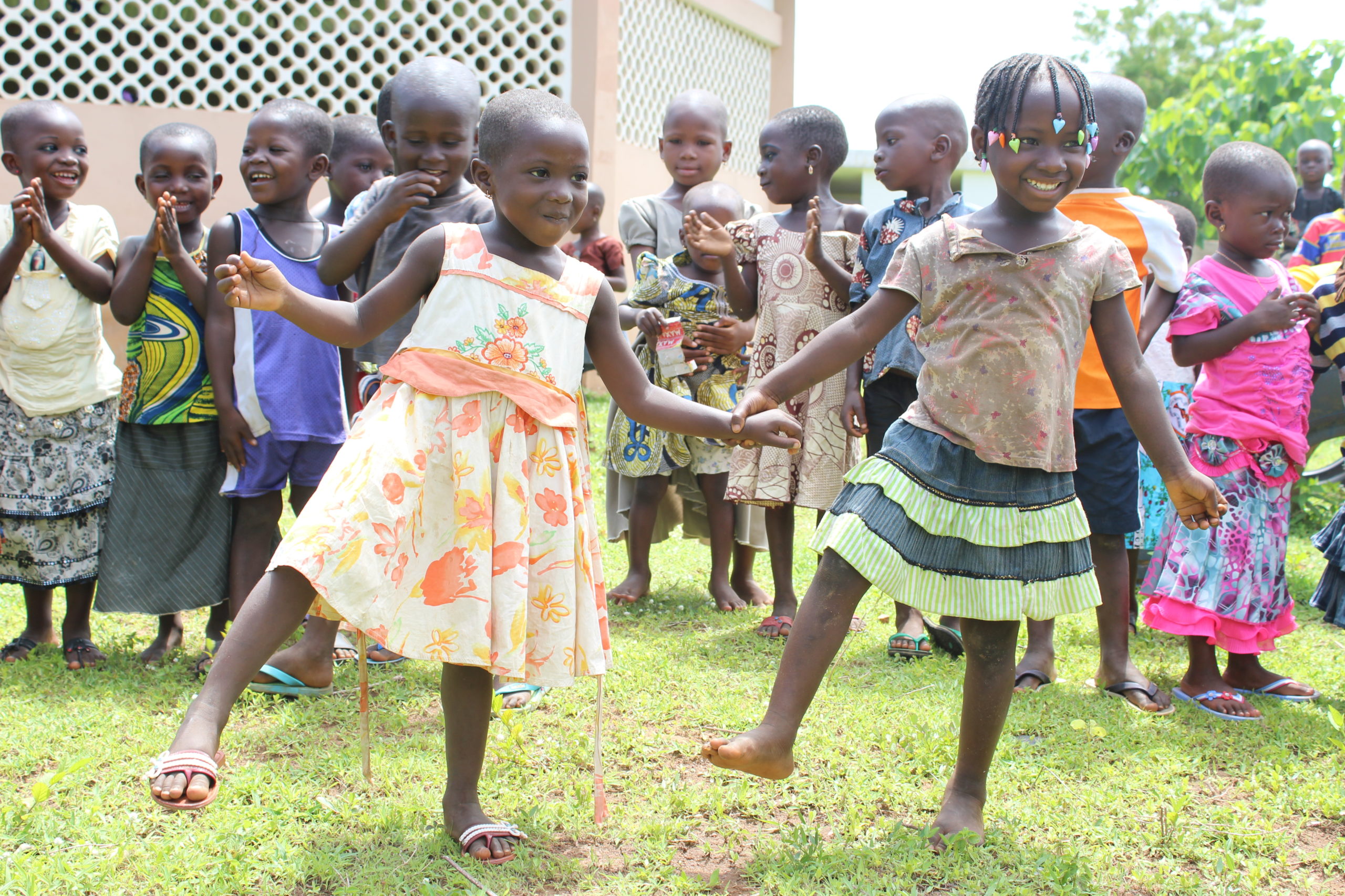 Enfants de la Maternelle d'Atokolibé à Bantè jouant au jeu de danse dans la cours de l'école