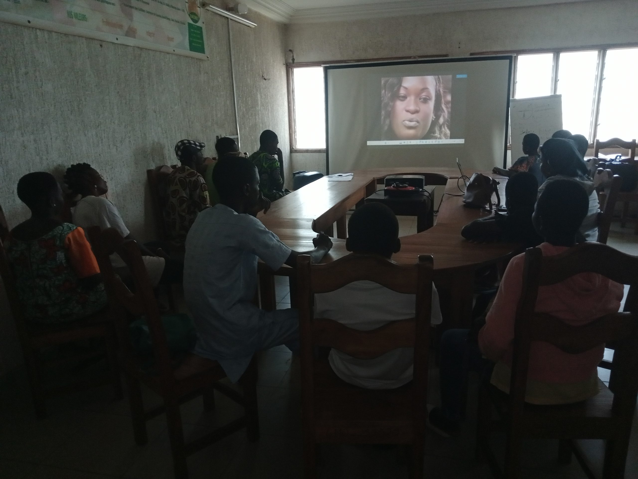 DES SEANCES DE PROJECTION DE FILMS ET D’ECHANGES POUR UNE MEILLEURE SENSIBILISATION DES ADOLESCENTST ET JEUNES DE SAVALOU SUR LA SANTE SEXUELLE ET REPRODUCTIVE