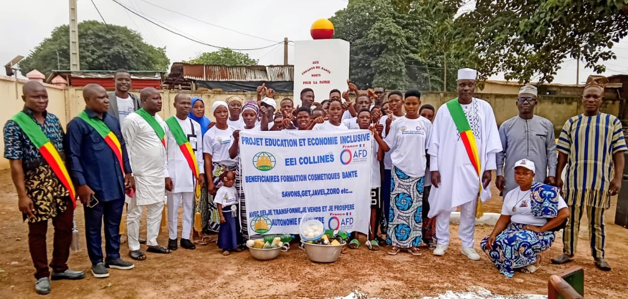 Photo de famille d'une journée récréative des bénéficiaires de formations alternatives sur le projet EEI-COLLINES à Bantè